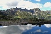 41 Lago di Pescegallo con vista verso Torrione di Mezzaluna e Pizzo Torretta